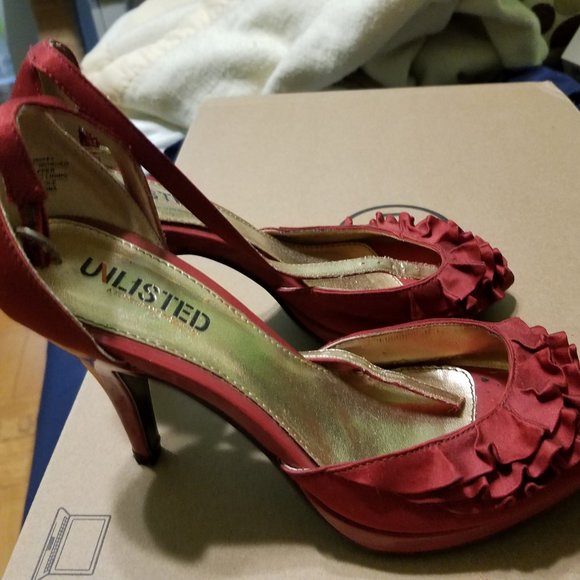 Unlisted Red Satin Platform Pumps. - Picture 6 of 6